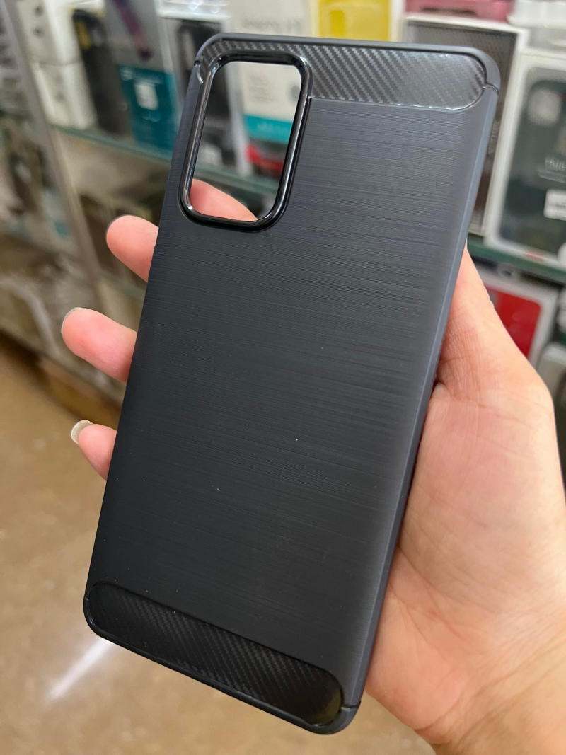 Ốp Lưng Samsung Galaxy A73 5G Chống Sốc Carbon Hiệu Likgus  được làm bằng chất liệu TPU mềm giúp bạn bảo vệ toàn diện mọi góc cạnh của máy rất tốt lớp nhựa này khá mỏng bên ngoài kết hợp thêm bên trên và dưới dạng carbon rất
